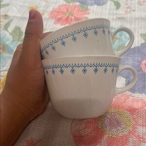 2 VINTAGE CORELLE LIVINGWARE‎ COFFEE CUP MUG SNOWFLAKE BLUE GARLAND CORNING